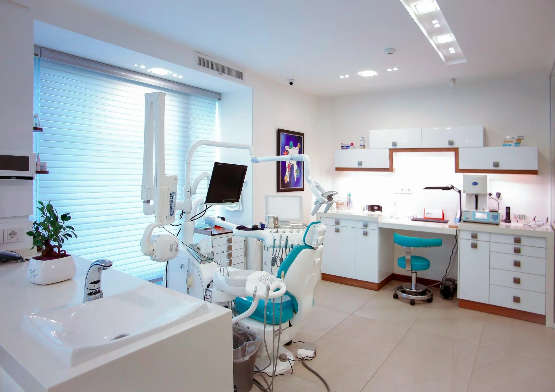 Consulta dental limpia y luminosa con el sillón del dentista