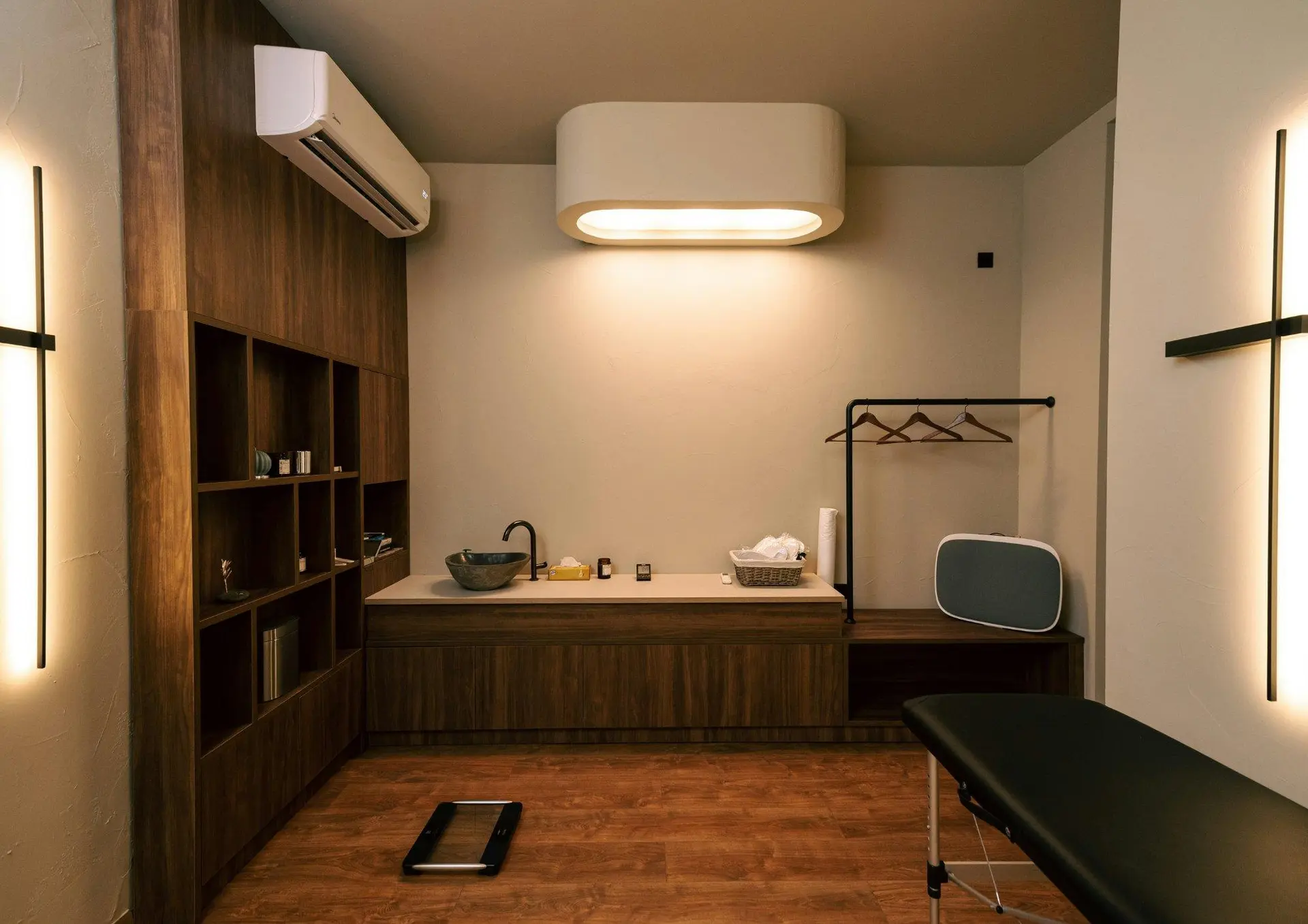 Cabina de tratamientos de un centro de estética, limpia y ordenada