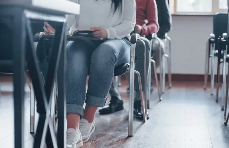 Alumnos sentados en los pupitres de un aula